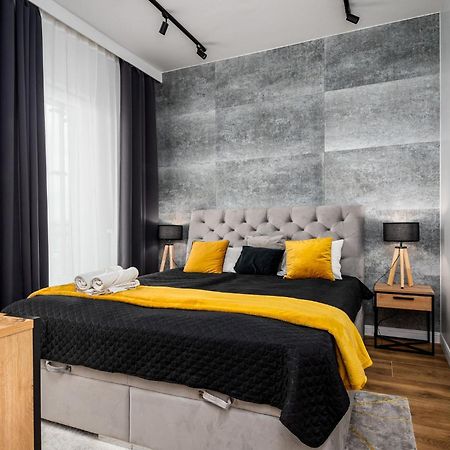 Wola Tower Deluxe Separate Bedroom With Free Garage - By Perfect Apart Varsóvia Exterior foto