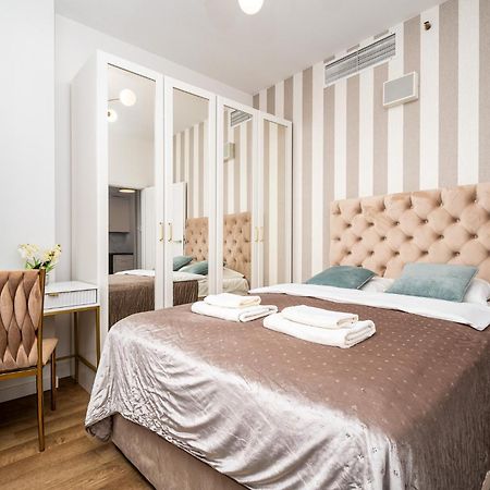 Wola Tower Deluxe Separate Bedroom With Free Garage - By Perfect Apart Varsóvia Exterior foto