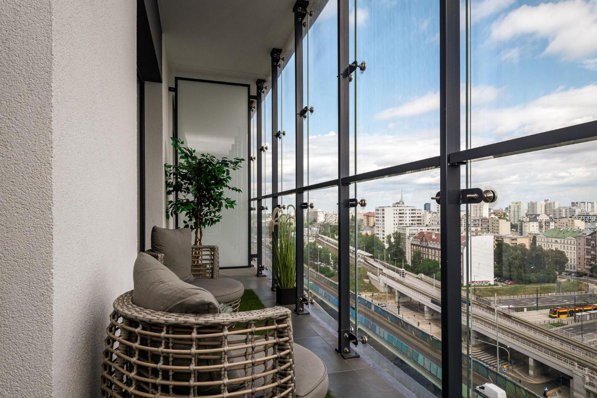 Wola Tower Deluxe Separate Bedroom With Free Garage - By Perfect Apart Varsóvia Exterior foto