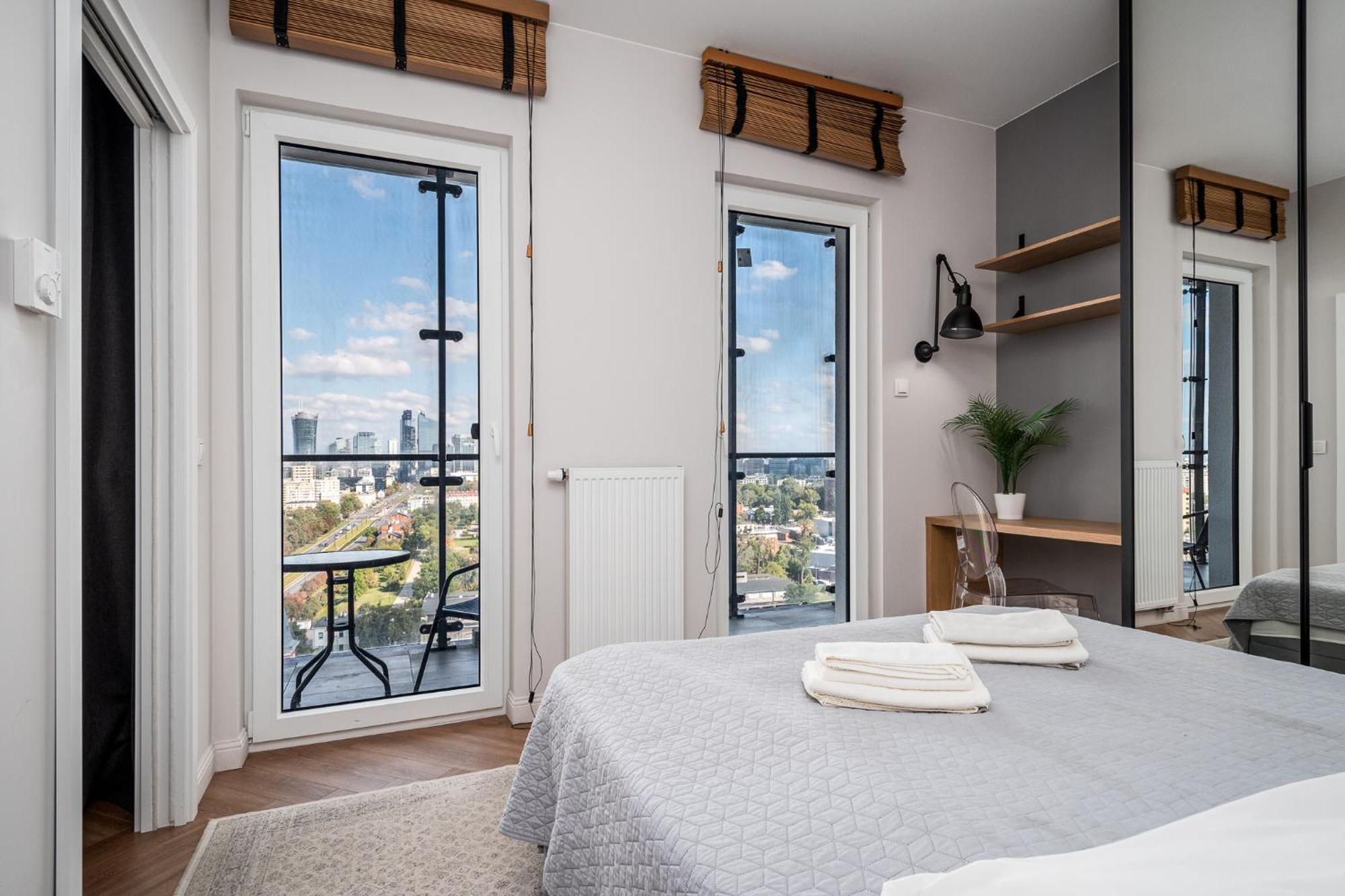 Wola Tower Deluxe Separate Bedroom With Free Garage - By Perfect Apart Varsóvia Exterior foto