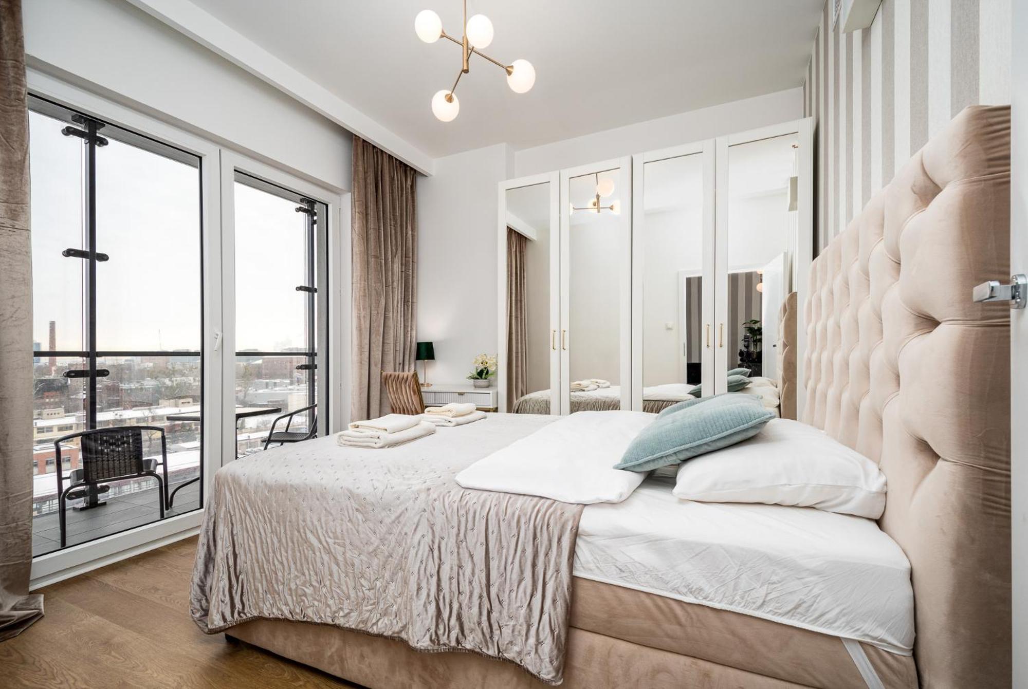 Wola Tower Deluxe Separate Bedroom With Free Garage - By Perfect Apart Varsóvia Exterior foto