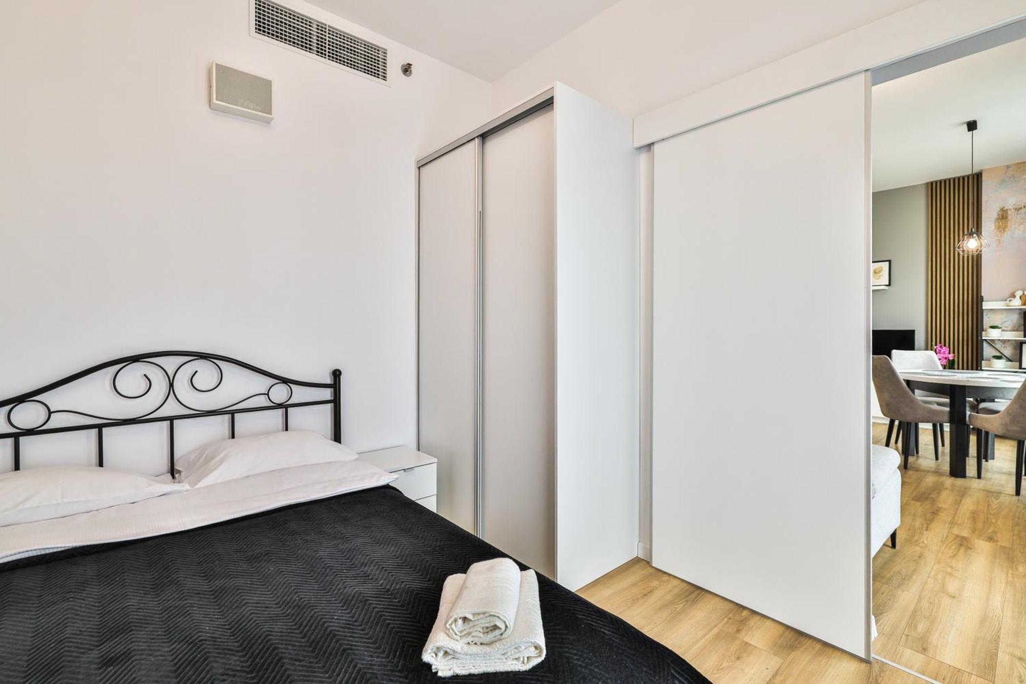 Wola Tower Deluxe Separate Bedroom With Free Garage - By Perfect Apart Varsóvia Exterior foto